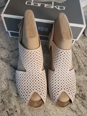 Dansko Teagan White Vintage W Size 42 / 10.5  Peep Toe,Block Heel NEW W/Box